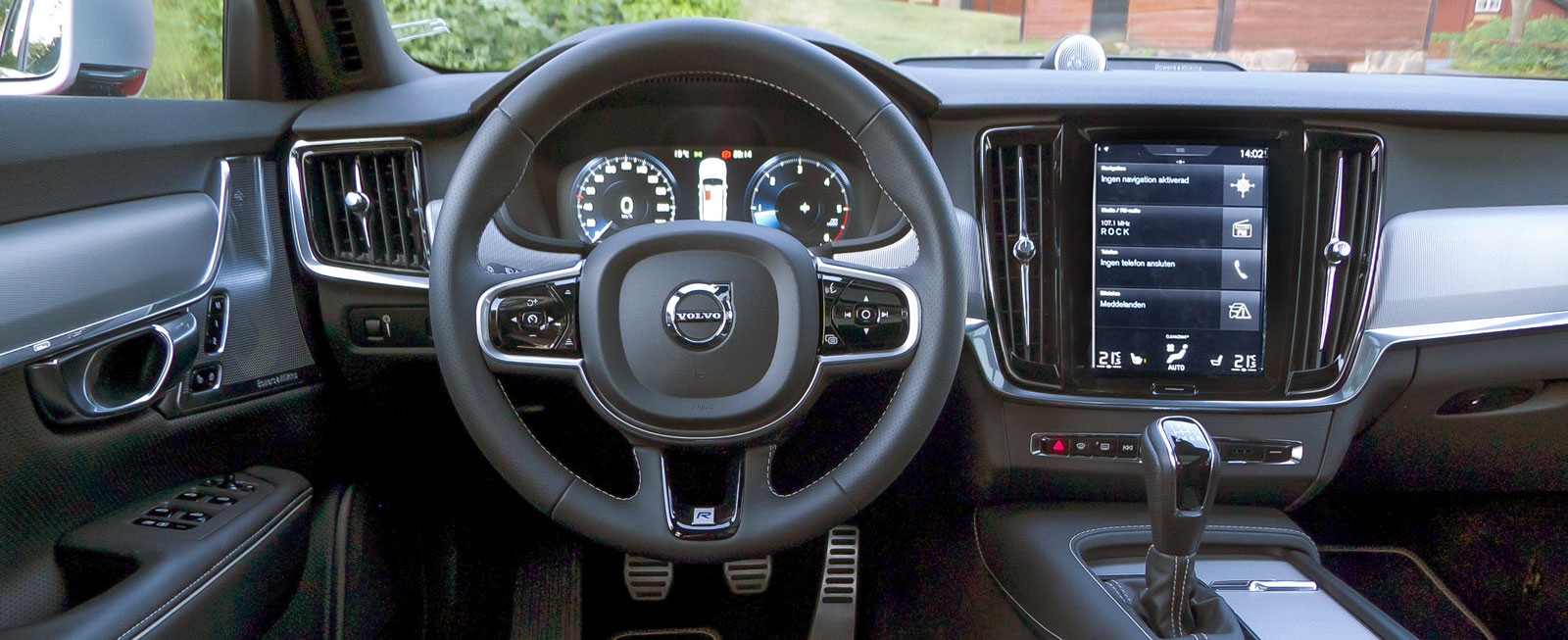 Stramare stil, bra ergonomi med nästan alla funktioner samlade i Sensusskärmens menyer. Finishen är lika hög i Volvo V90 som i de tyska bilarna.