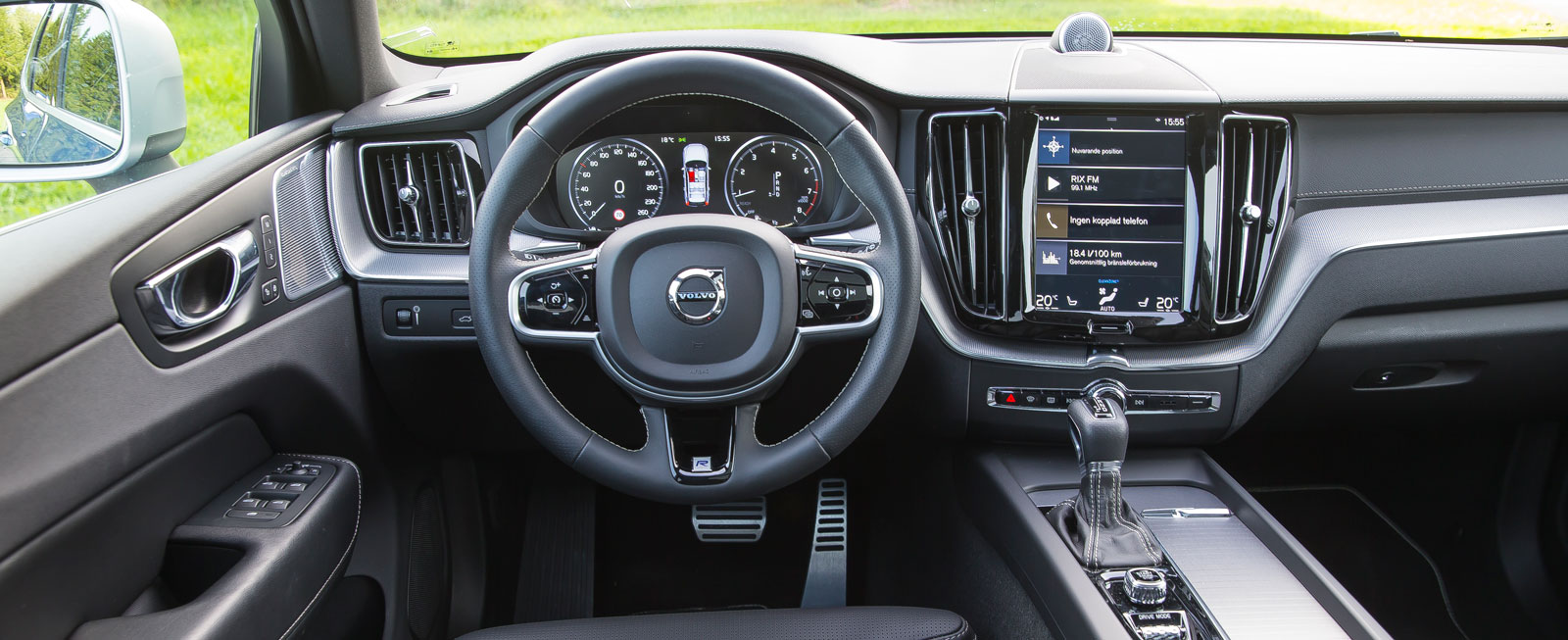 XC60 erbjuder Volvos nuvarande strama tema med variation. Få konventionella reglage, desto fler samlade i skärmen mitt i. Utmärkta konsolfack.