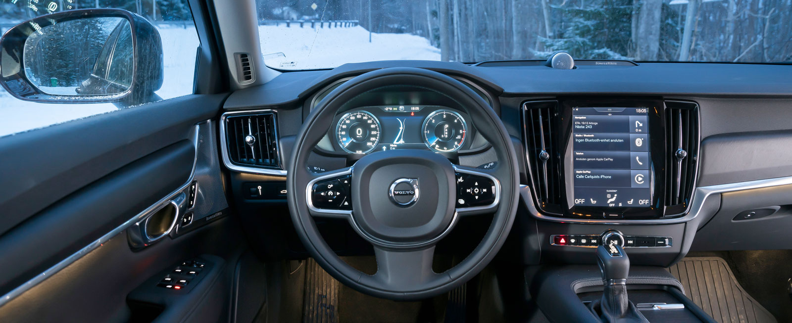 Volvo är mer rakt på sak med få knappar och displaystyrda inställningar. Det krävs en del fingrande innan man lär sig hitta rätt i menyerna.