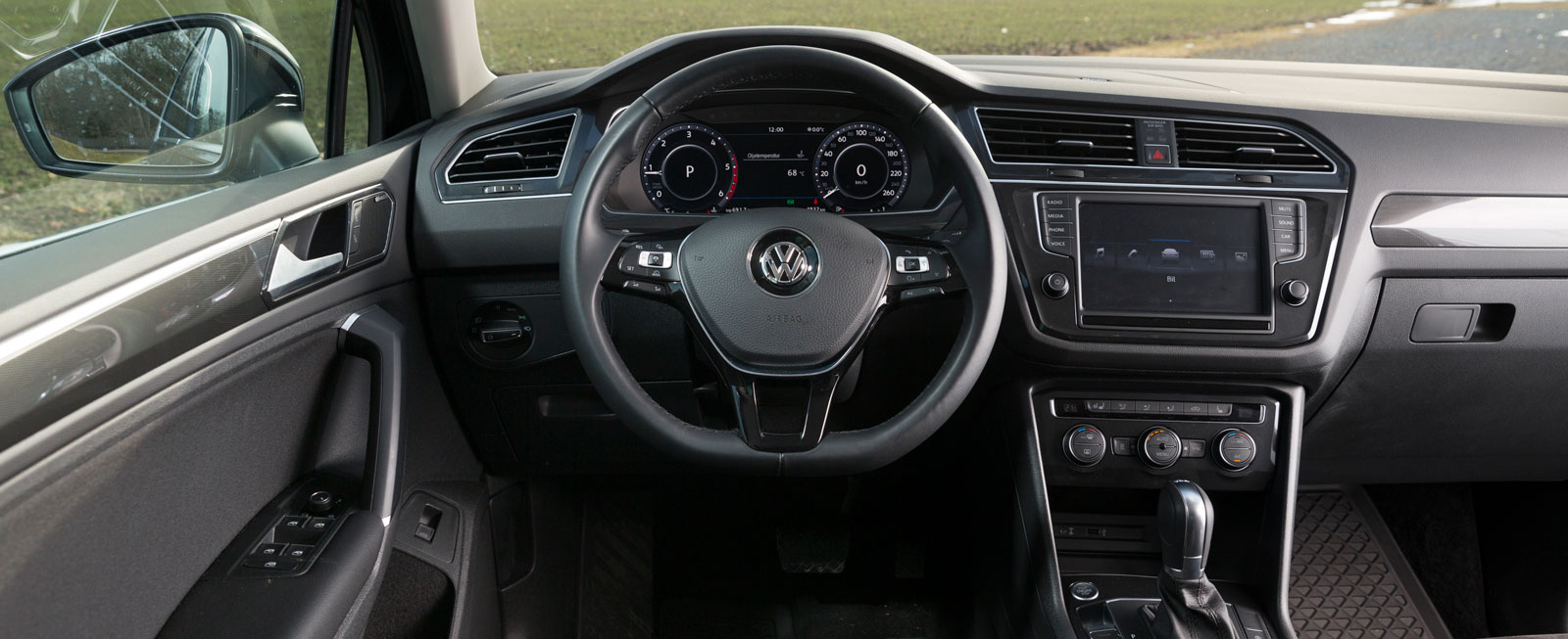 I grunden samma reglageplaceringar som i Skoda, men körställningen är en smula annorlunda och lite ”busslik” i VW. Bra knappfunktioner i ratten.