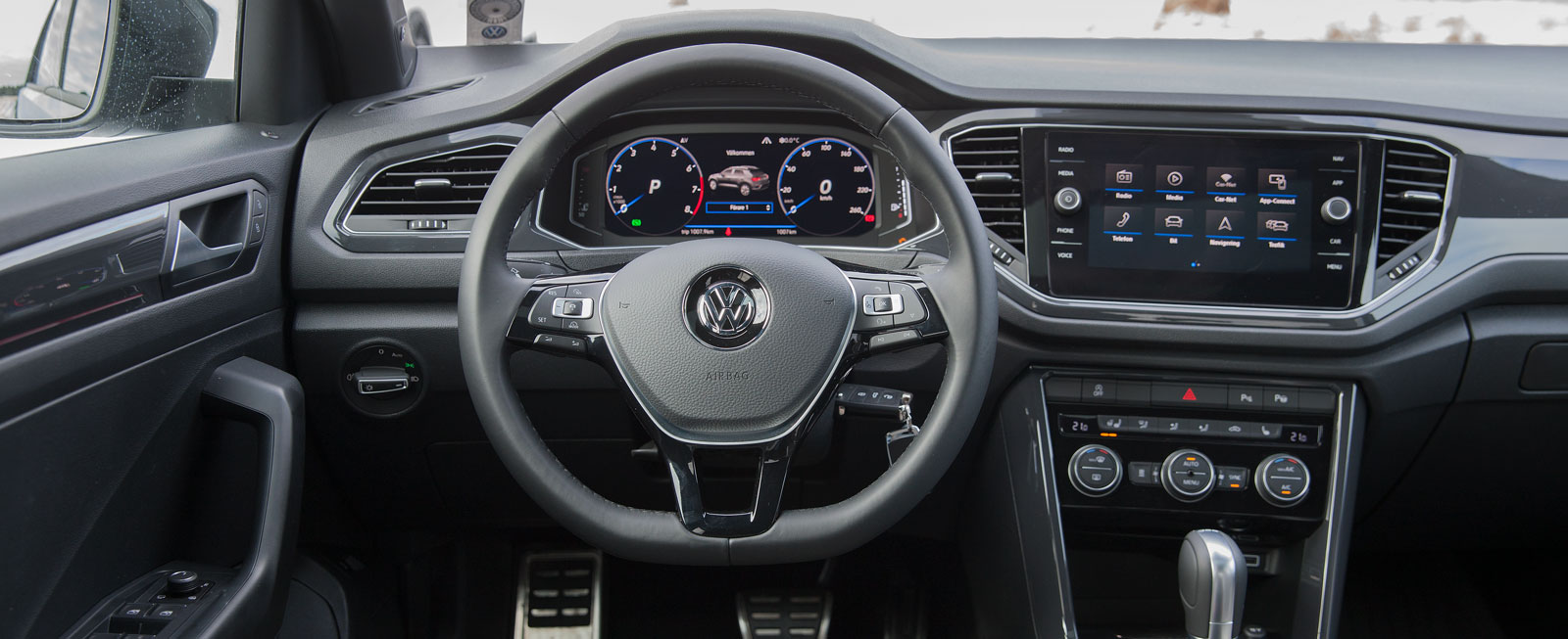 Bekant VW-stil, med mestadels god ergonomi. Klimatanläggningens panel är placerad långt ned och vissa plastpartier känns billigare än i Golf.