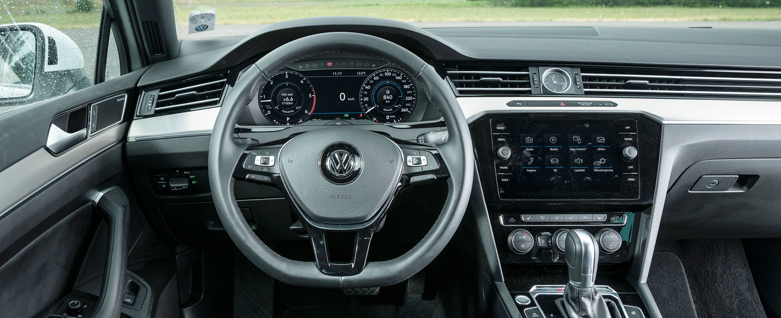 VW:s lite högre, strama förarmiljö är genomtänkt i varje detalj. Känslan är ändå något taxiartad jämfört med Audis och Volvos stråkdrag av lyx.