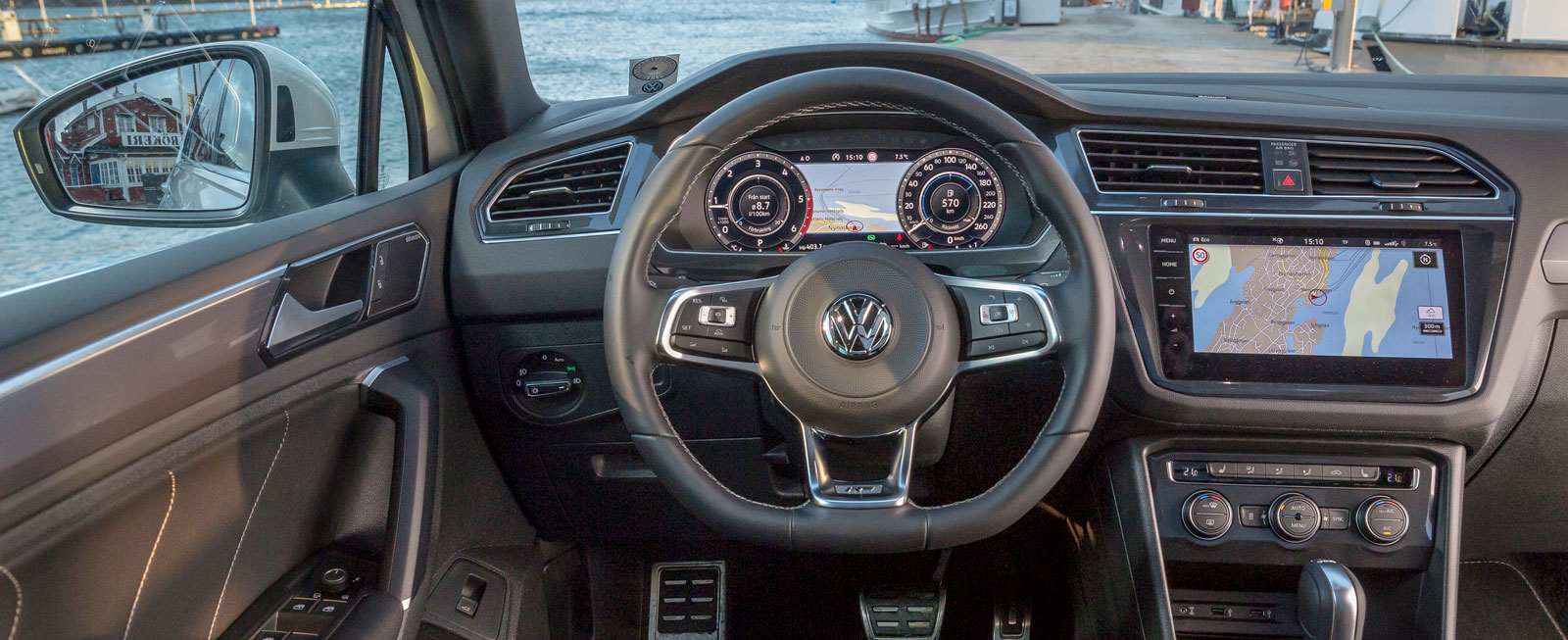 Rattens busslutning passar inte alla och justeringen av instrumentbelysningen är smått idiotisk. I övrigt fungerar det mesta i VW:s förarmiljö bra.
