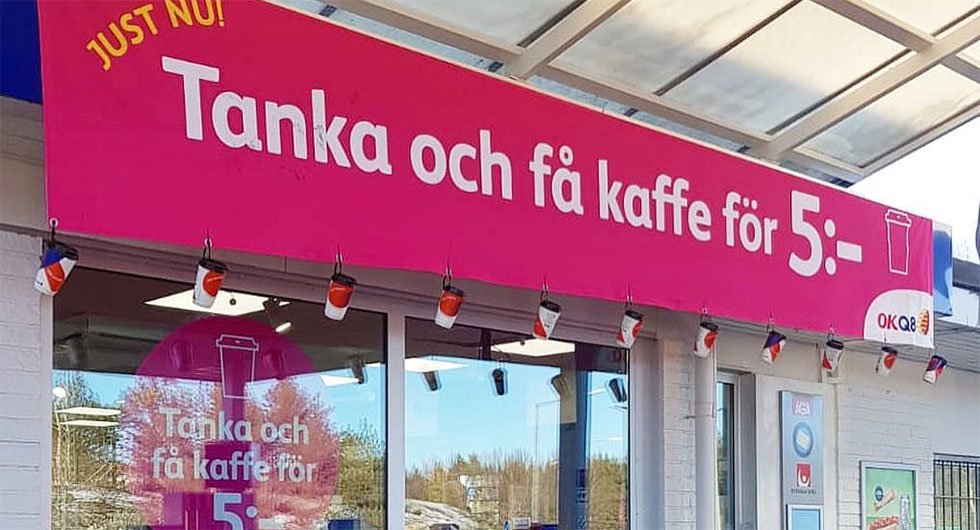 Intressant psykologi – man har precis tankat för 987,89 kr och ändå känns det som en schysst deal att spara en tia på kaffet …