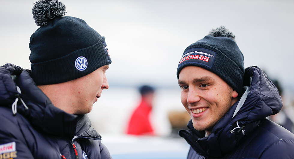 Johan Kristoffersson, t.v och norrmannen Ole Christian Veiby i det svenska VW-teamet blev trea respektive etta i supportklassen WRC2.