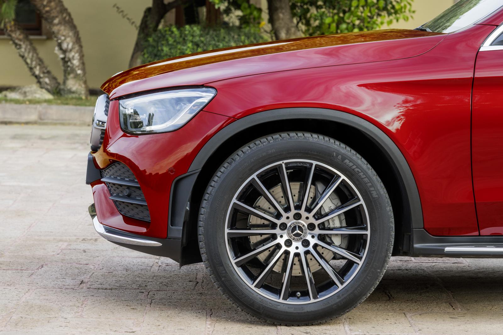 Finputsad design och nya motorer för GLC Coupé