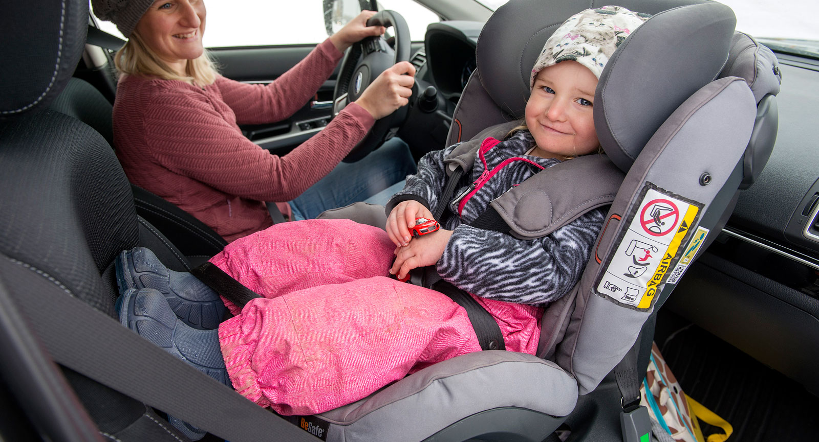 Framsätet ger extra benutrymme. Subaru Levorg har en automatiskt avstängningsbar krockkudde fram som styrs av vikten. Dubbelkolla varningslampan så att den verkligen är urkopplad.