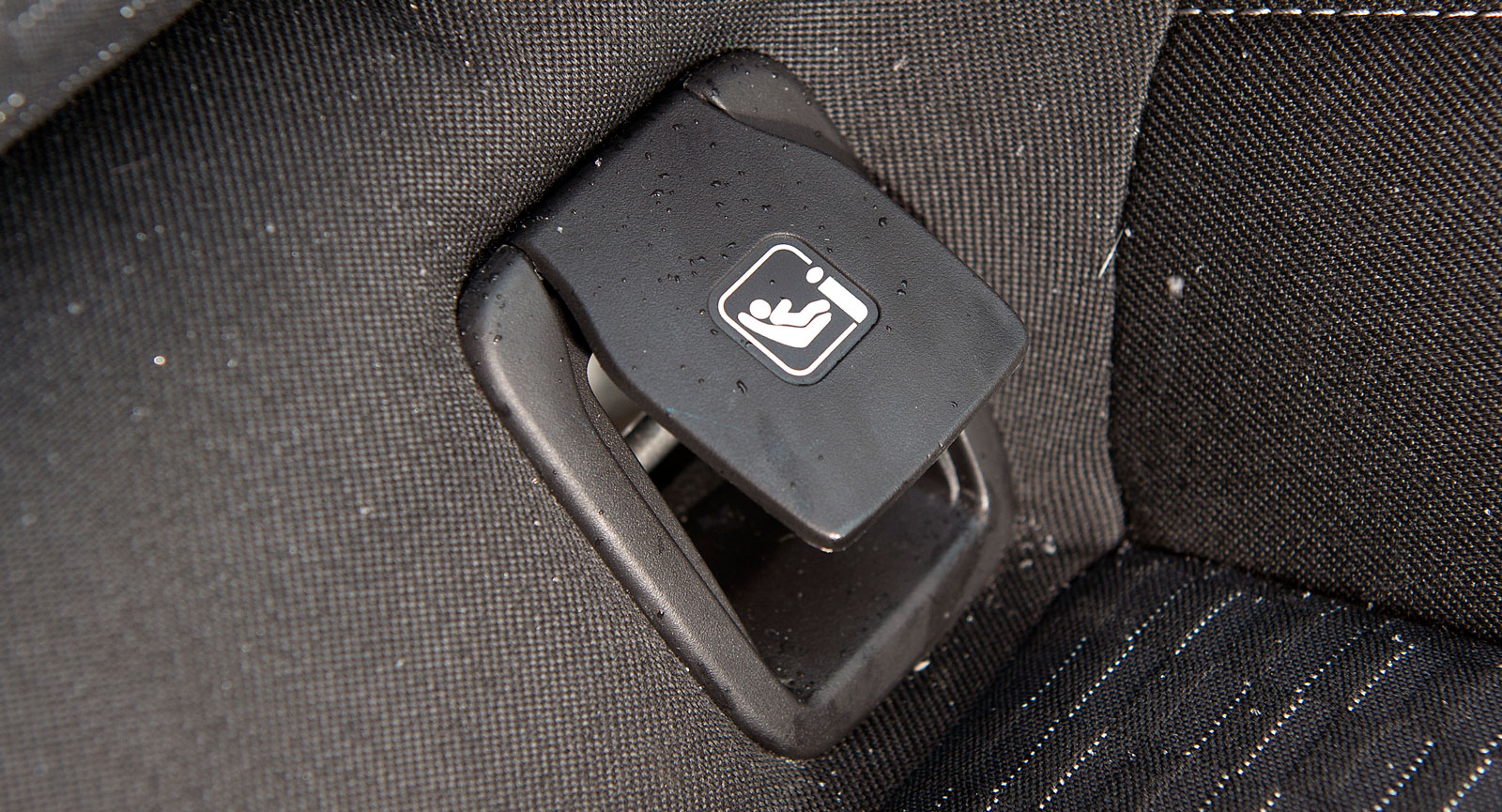 Isofix-fästen på ytterplatserna bak är lagkrav sedan 2004. Mazda och Audi har även fästen fram.