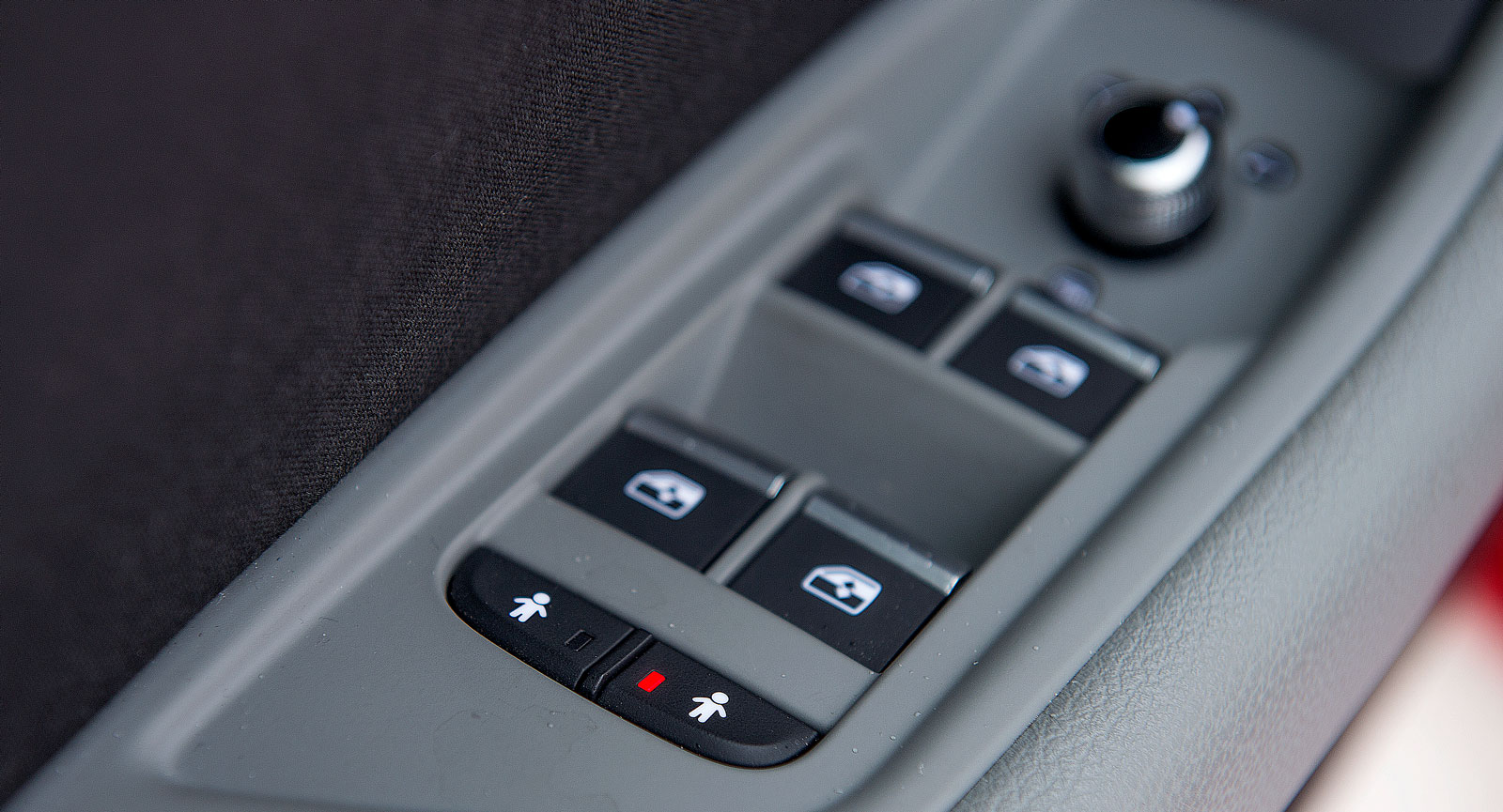 Elektroniska barnlås i Audi uppskattas. Separat uppdelning mellan höger och vänster sida.