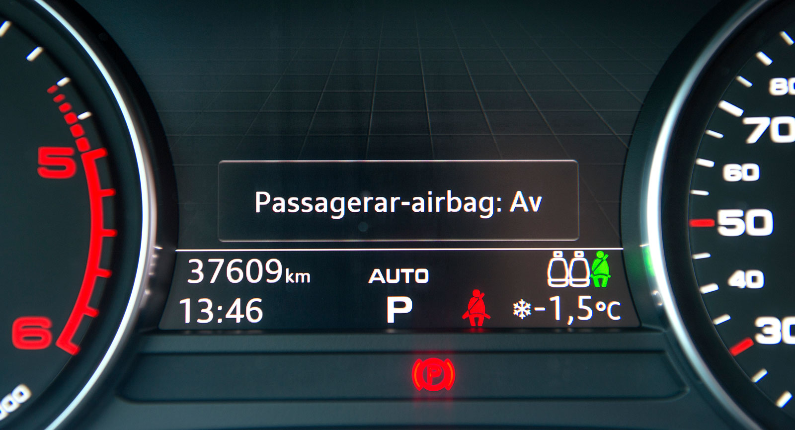 Audi visar krockkuddestatusen med svårfunnen symbol i taket samt i färddatorn vid start.