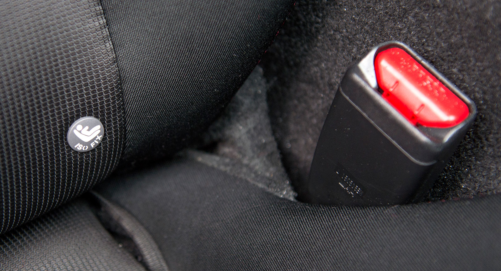 I brist på baksäte har Mazda MX-5 Isofix-fäste i framsätet. Dock trång kupé för bakåtvänd bilstol.