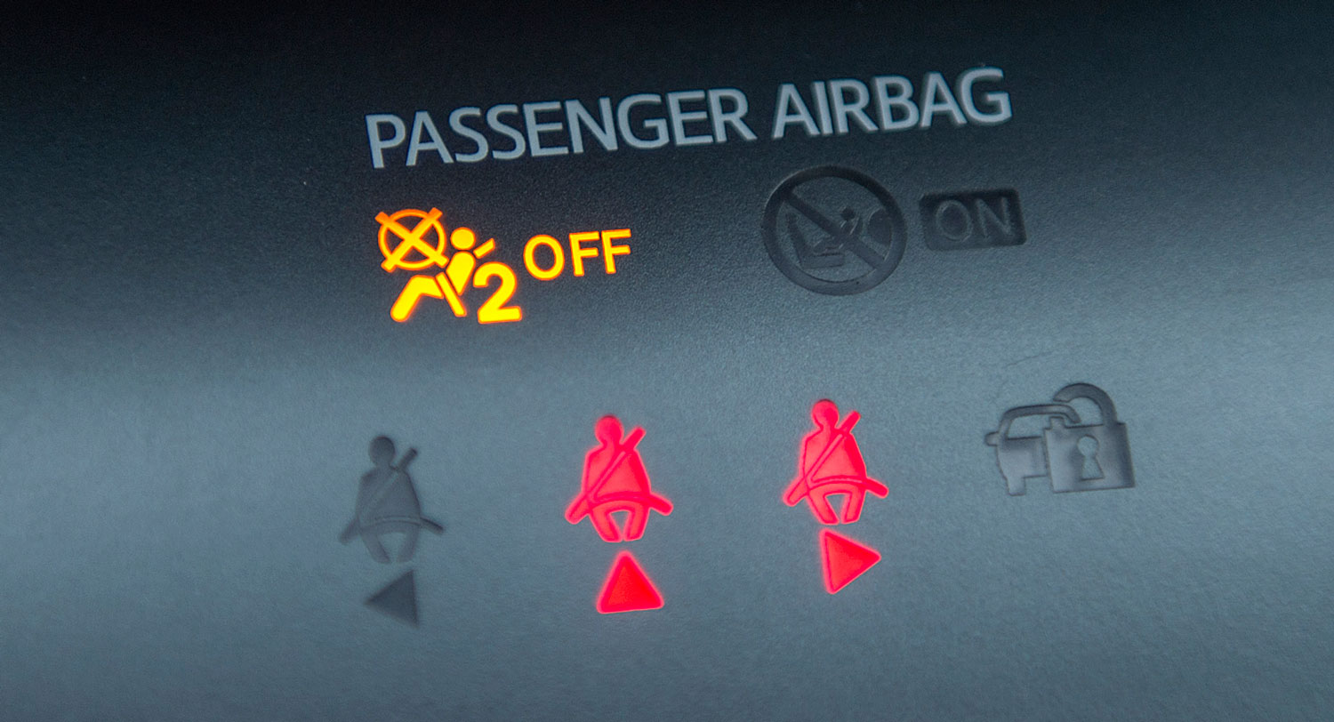Tydligt. Toyota Avensis har samlat all relevant barninformation på mittkonsolen.