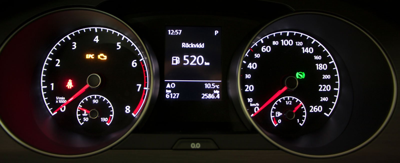 Inga sensationer här, ungefär så här ser det ut i svärmar av VW-koncernens modeller. Men färddatorn mellan rundlarna är ovanligt bra.