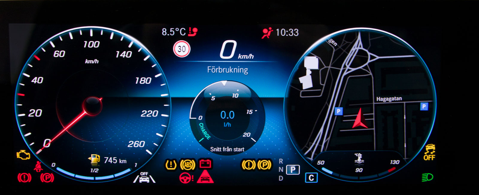 "Wide screen cockpit” framför föraren ger ett digitalt informationsfyrverkeri med modern grafik och enkel skötsel, pris 5 200 kronor.