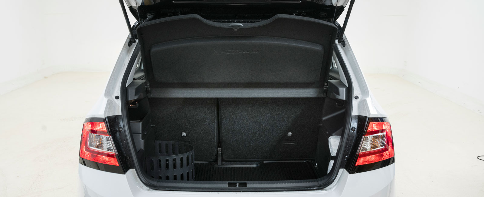40/60-fällning av baksätet. Hatthyllan kan placeras halvvägs ned i bagageutrymmet. Kul, men den praktiska nyttan kan ifrågasättas. Som vanligt har Skoda laddat bilen med fiffiga funktioner som isskrapa i tanklocket, paraply under passagerarstolen och hållare för parkeringskvitto i vindrutan.
