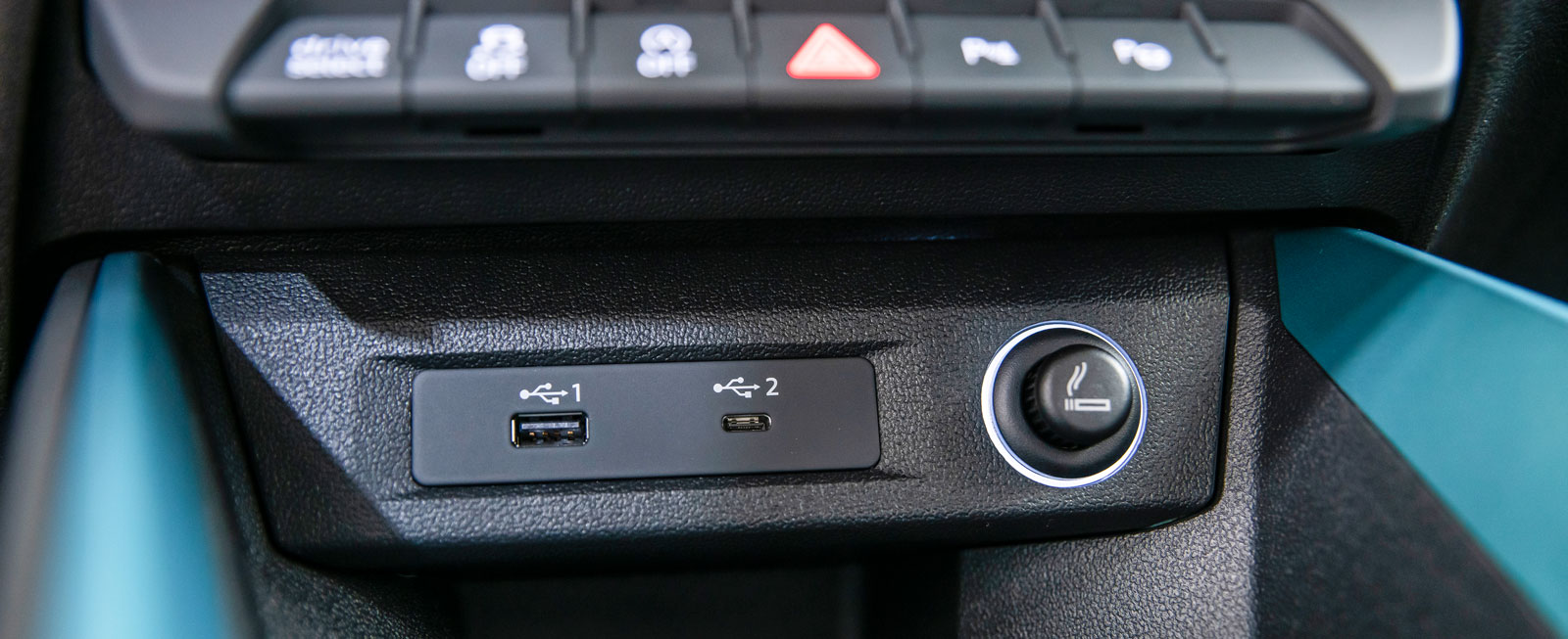 USB-uttag där det högre och något mindre uttaget är av den nya ”Typ-C”-standarden.