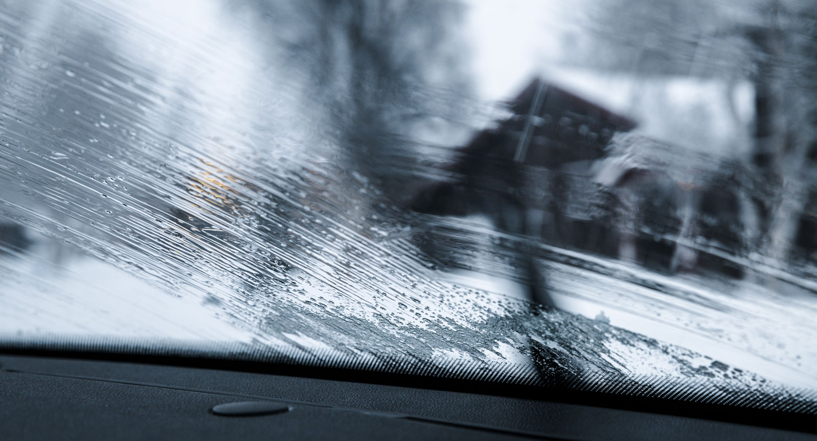 Klar miss i Audi A6: Trots stark värme riktad mot vindrutan bildas snabbt ett allt mer sikthämmande täcke av is- och snösörja i dess nederkant.