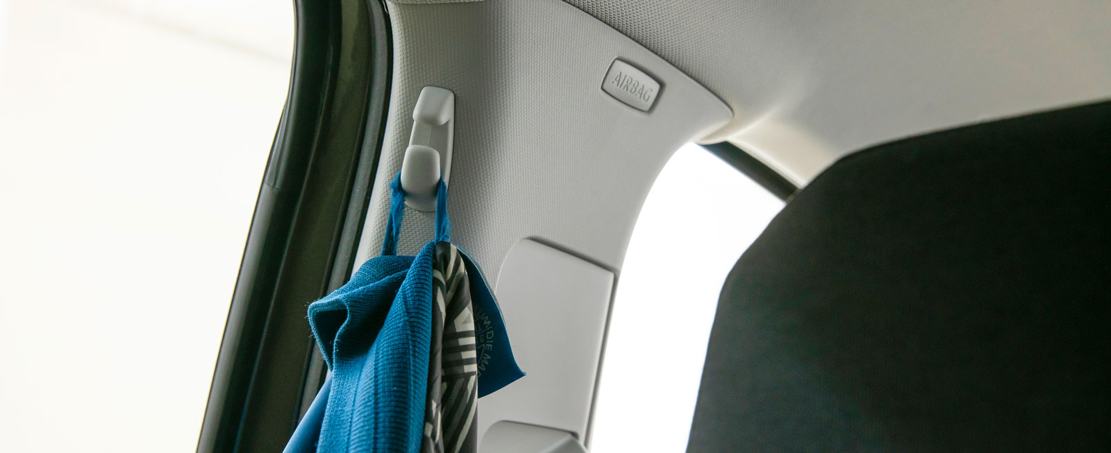 En krok för jackan finns antingen vid kurvhandtaget (Skoda) eller som här på B-stolpen i Polo (och A1). Seat saknar krok.