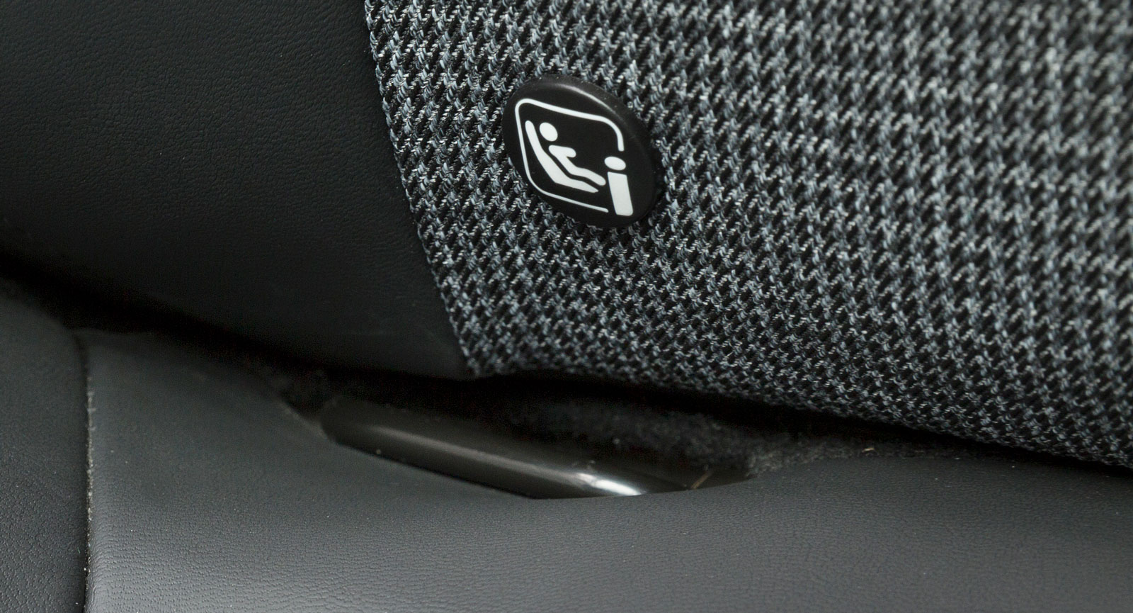 Det är trångt under framstolen i Peugeot 3008 och därmed svårt att fästa barnstolsremmarna. Men 3008 är ensam om Isofix-fästen fram som standard.