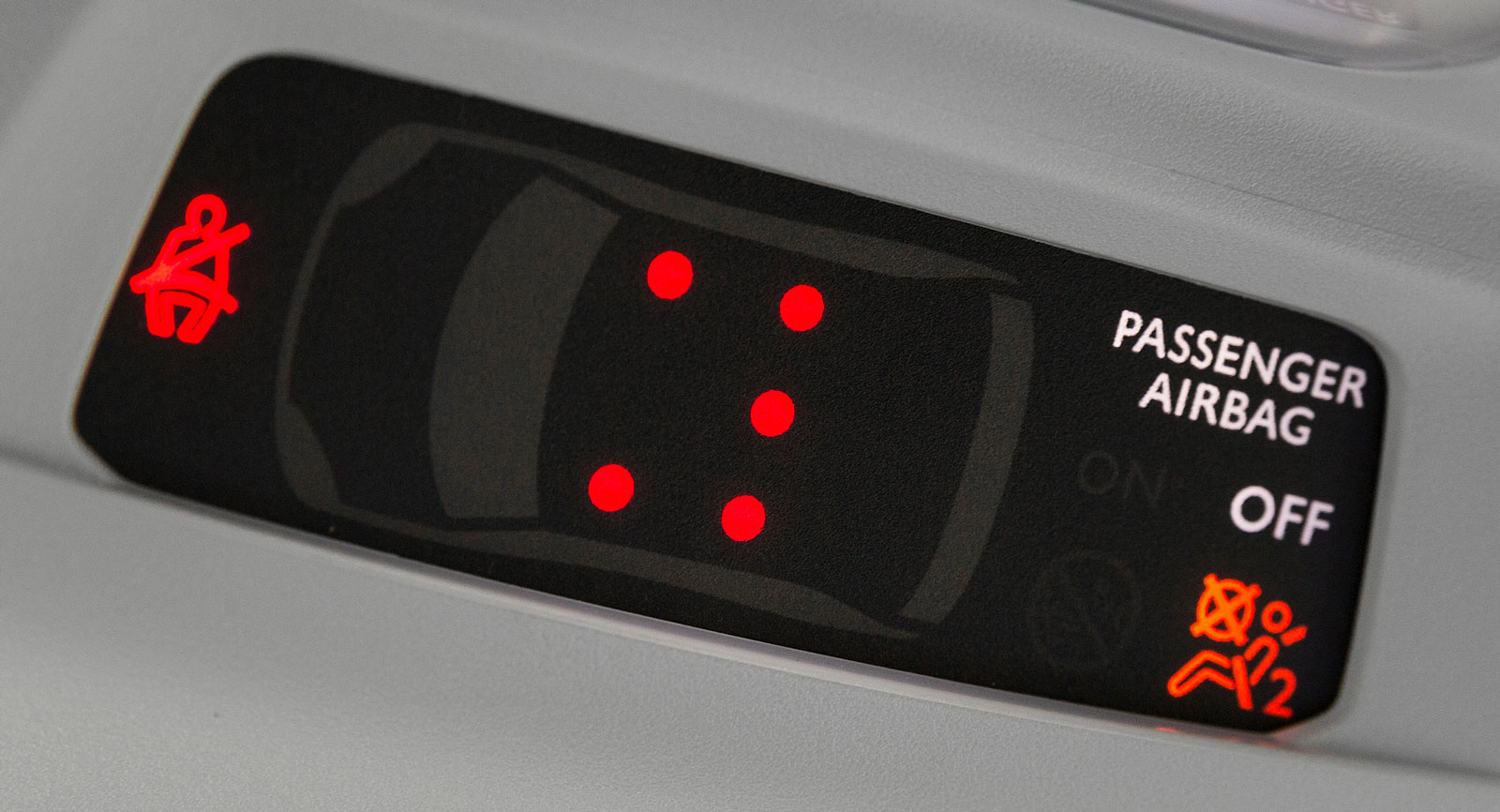 Peugeot har samlat tydlig bältes- och krockkuddsinformation på samma ställe.