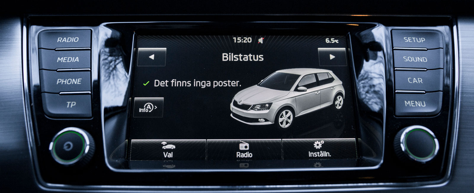 Enkel och tydlig menyuppbyggnad. Indentisk med Polo och Ibiza. Tydlig grafik. Kan inte fås med kusinernas större skärm.