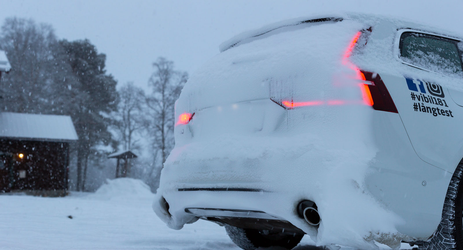 Snörök är ett gissel för bakåtsikten och för att synas bakåt, här den igengrodda Volvo. Bara Dacia Duster klarade sig med hyfsat rent bakparti.