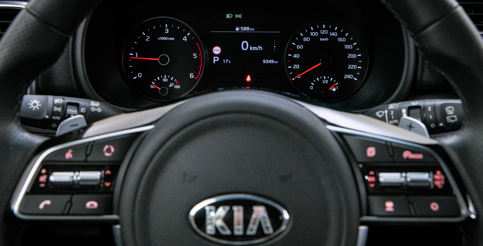 Röda mätarnålar håller ordning på varvtal och hastighet. Rejäl färddatordisplay med trafikskyltsavläsning, det har även Ford och Honda.