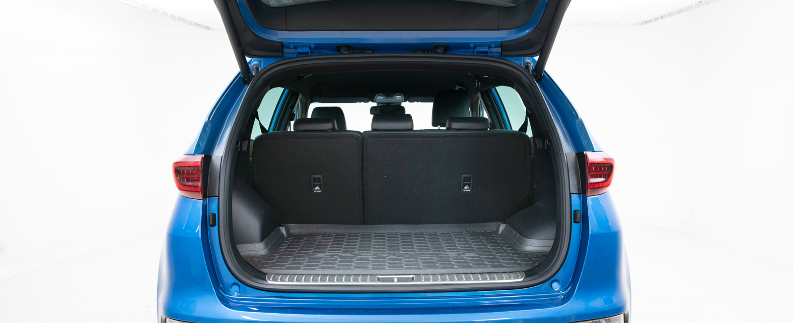 Bredaxlad. Sportage har mycket generös lastbredd, men höjden under insynsskyddet är testets lägsta. Baksätet fälls i 60/40-
proportion. Plastinlägg och lasttröskel av metall ger visst slitskydd. Körriktningsvisaren är placerad i stötfångaren. En utsatt position både vad gäller smuts och parkeringsskador.