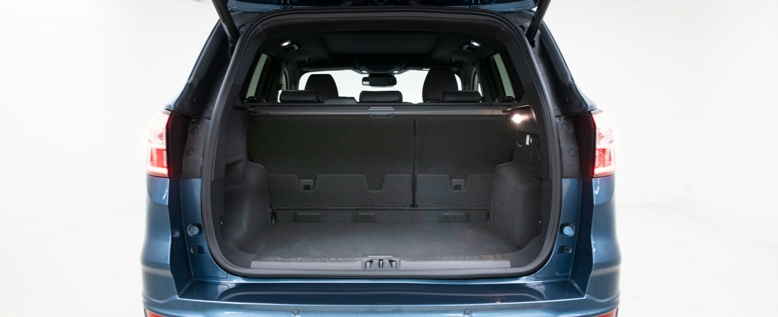 Gapa stort. Kuga har den bästa ståhöjden under bagageluckan och kan stoltsera med ett påfallande kvadratiskt bagageutrymme. Kuga rymmer 42 backar, två mer än vad Honda mäktar med. Ingen av bilarna tänder upp bakljusen när bakluckan öppnas utan påslagen tändning.