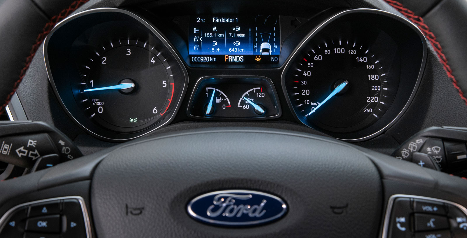 Klassiskt Ford-blå mätarnålar. Färddatorn har en förhållandevis liten men informationsrik display. En ”miljömätare” gör att föraren kan tävla mot sig själv för att sänka förbrukningen.