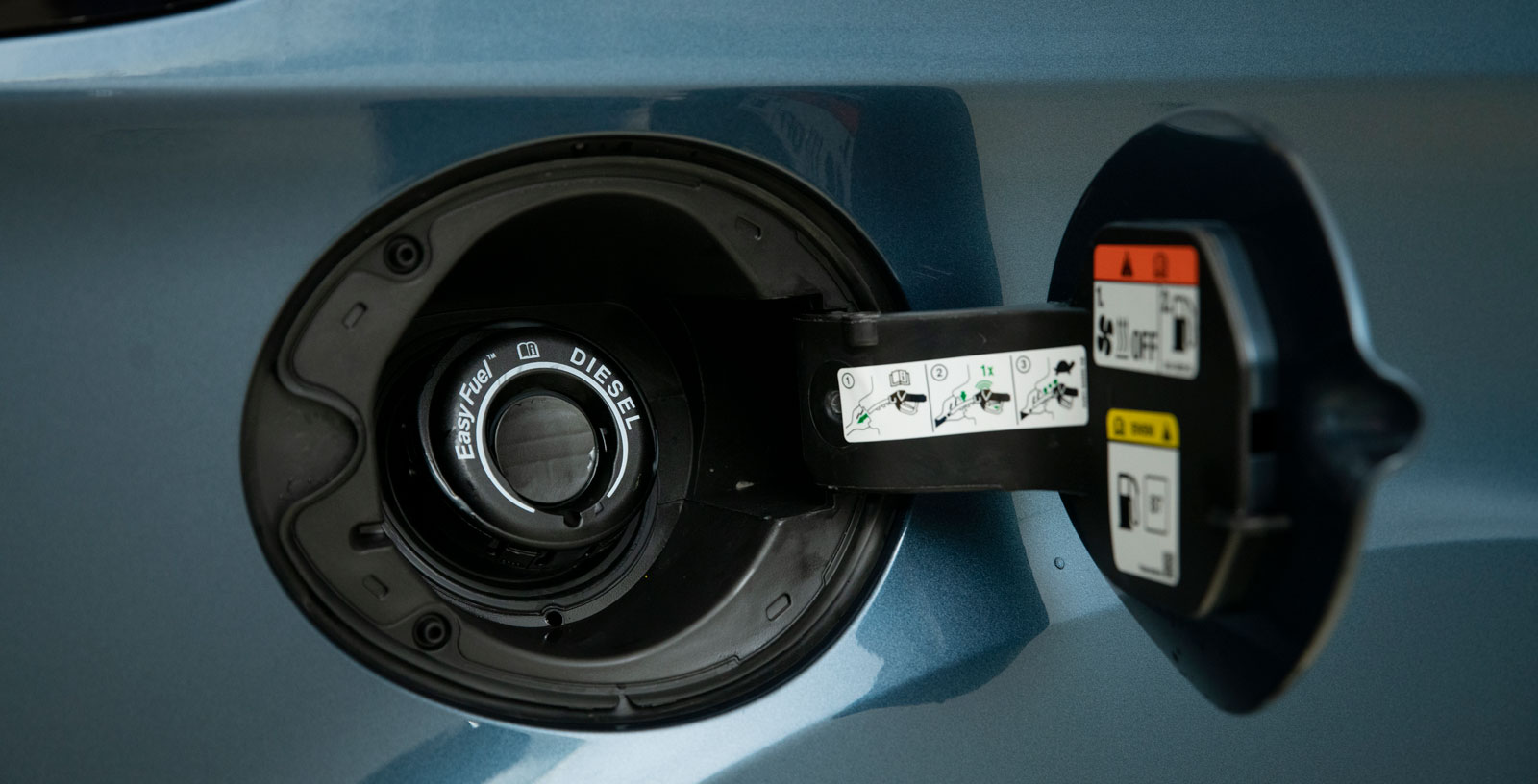 Ford har övergett tanklocket. För att kunna fylla tanken från dunk finns en anpassad tratt i bagageutrymmet.
