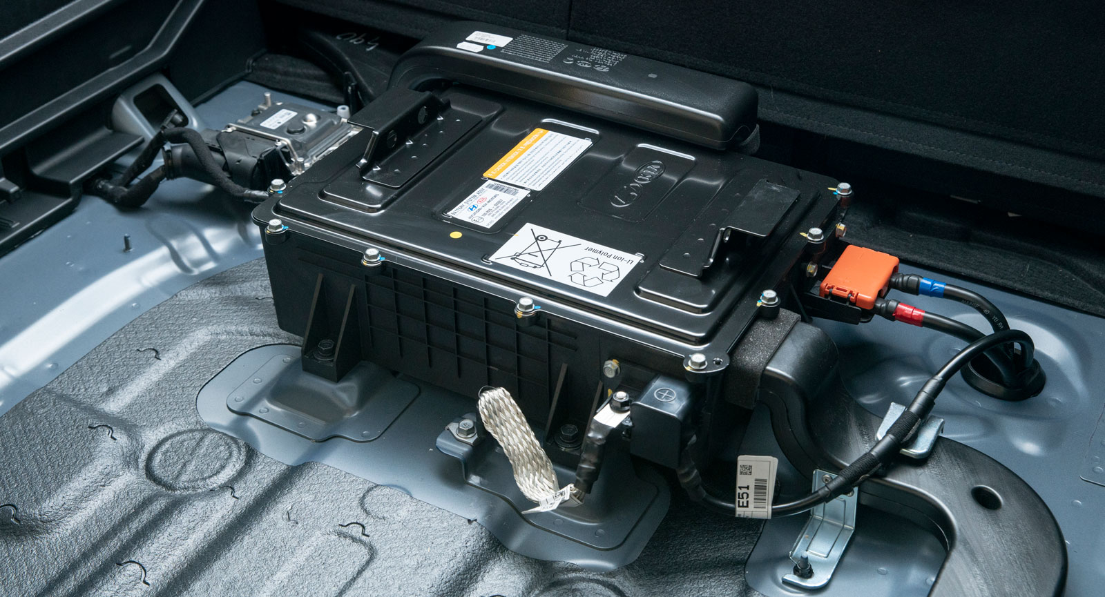 48-volts litiumjonbatteri i mildhybriden Sportage. Batteriet är på 0,436 kWh. Det finns plats för större ...