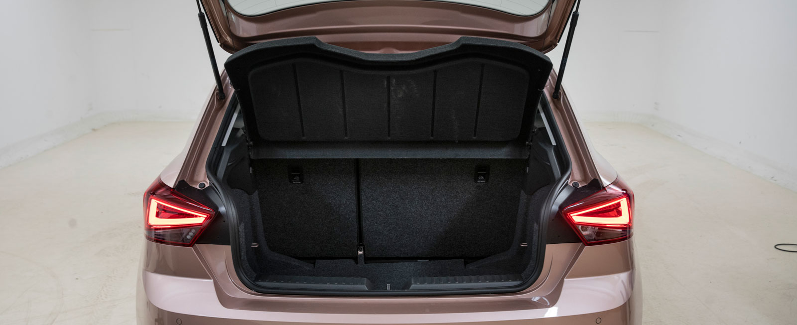 Seat och Skoda saknar dubbelt lastgolv och den inre lasttröskeln blir hög. Man kan förvänta sig att små bilar behöver fälla baksätena lite mer frekvent än större. Kvintetten har alla stadiga lastsäkringsöglor, Audi även ett lastnät för att hålla småpinaler på plats. Ståhöjd under bakluckorna är en självklarhet.