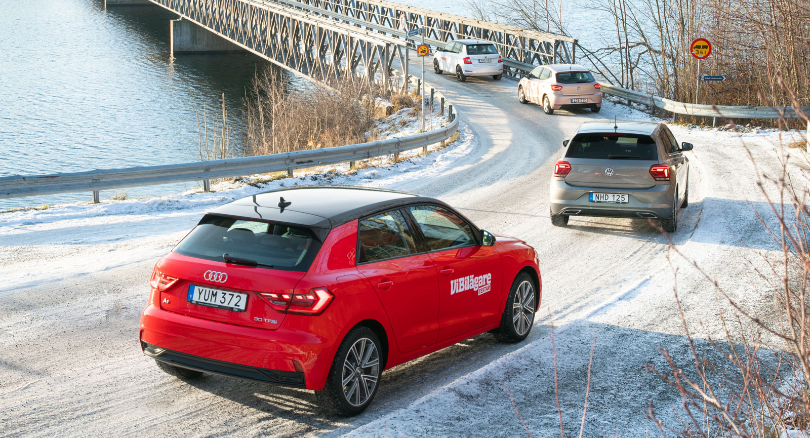 Pålsundsbron mellan Bogösundslandet och Vaxön. Audi har takfena, övriga ”simplare” antenner.
