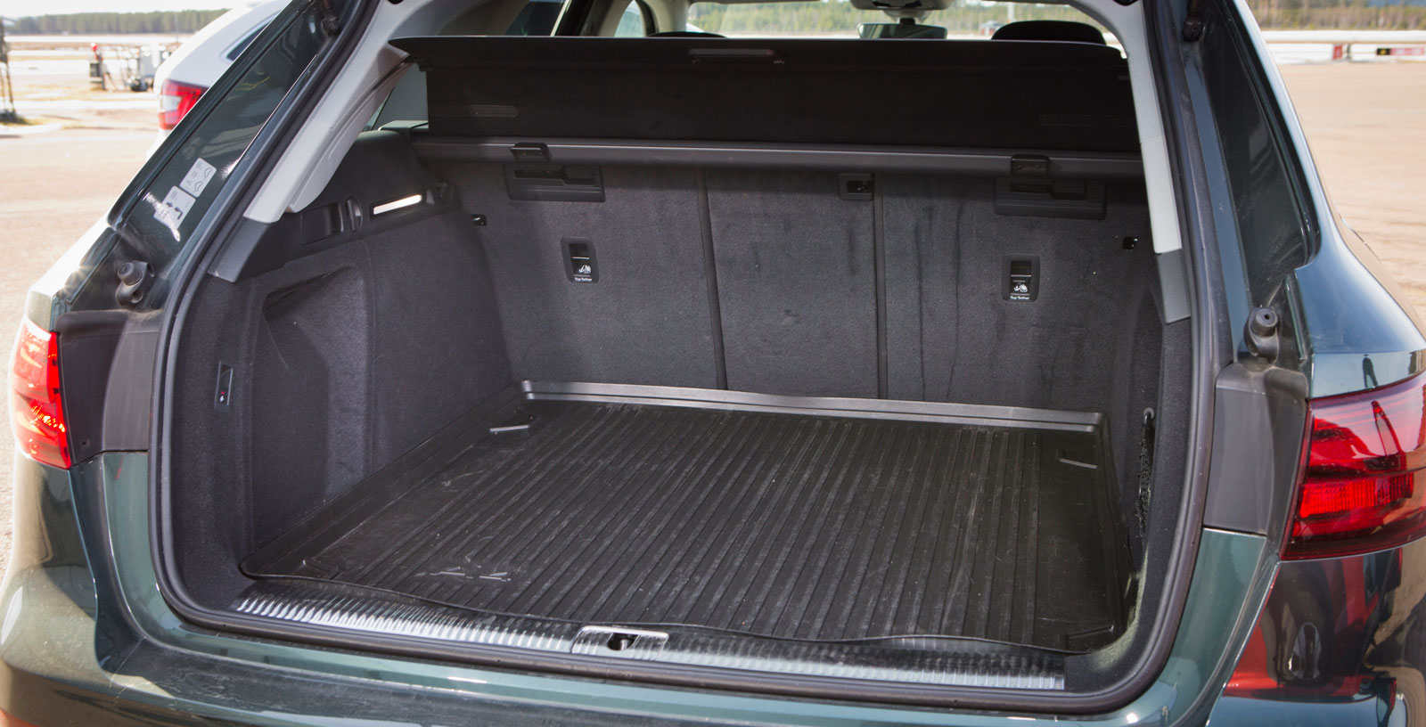 Audis bagageutrymme är ungefär lika stort som Volvos. Här går det dock att fälla baksätesryggarna i tre delar och insynsskyddet följer automatiskt med elbakluckans rörelser.