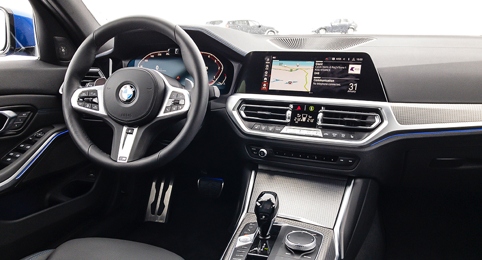 Digital förarmiljö i nya 3-serie. Notera att varvräknaren till höger i mätarklustret går motsols – en vederstyggelse enligt många BMW-entusiaster.