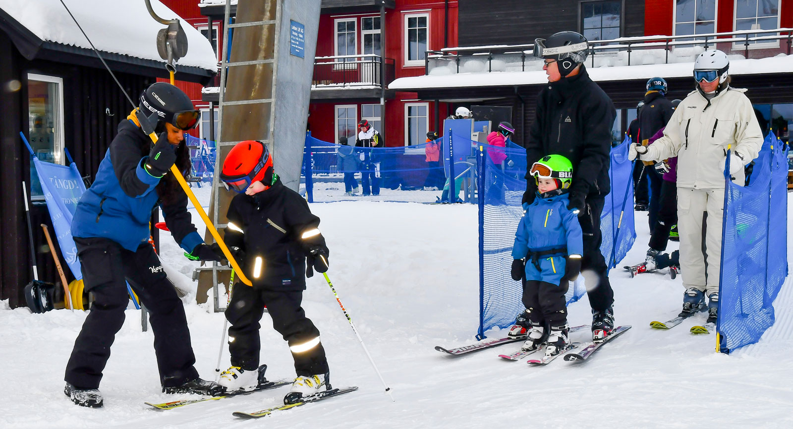 Björn Rydell från Nacka åker gärna skidor tillsammans med familjen. Barnbarnen får lite hjälp med liften och minstingen åker med Björn.