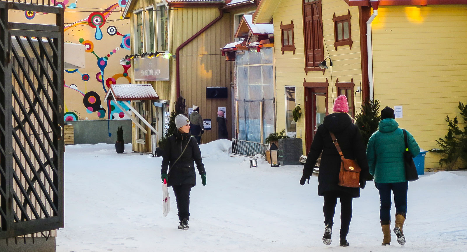 Hamngatan sluttar ned mot Storsjön och pryds så klart med republiken Jämtlands flagga.