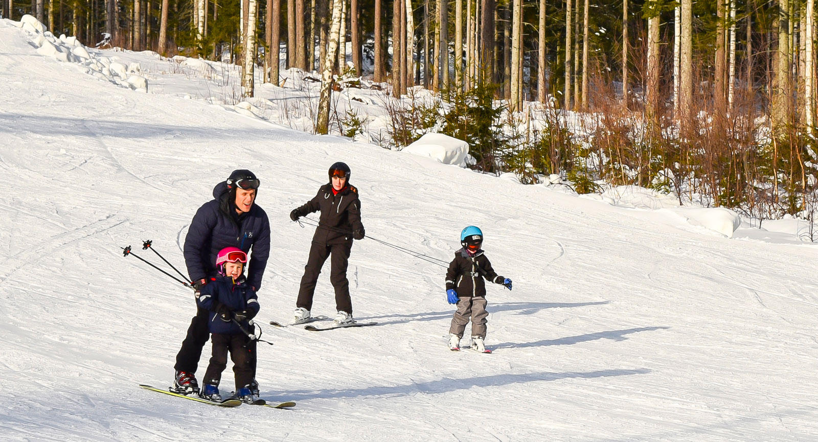 För barnfamiljen finns flera barnvänliga backar, varav några på solsidan.