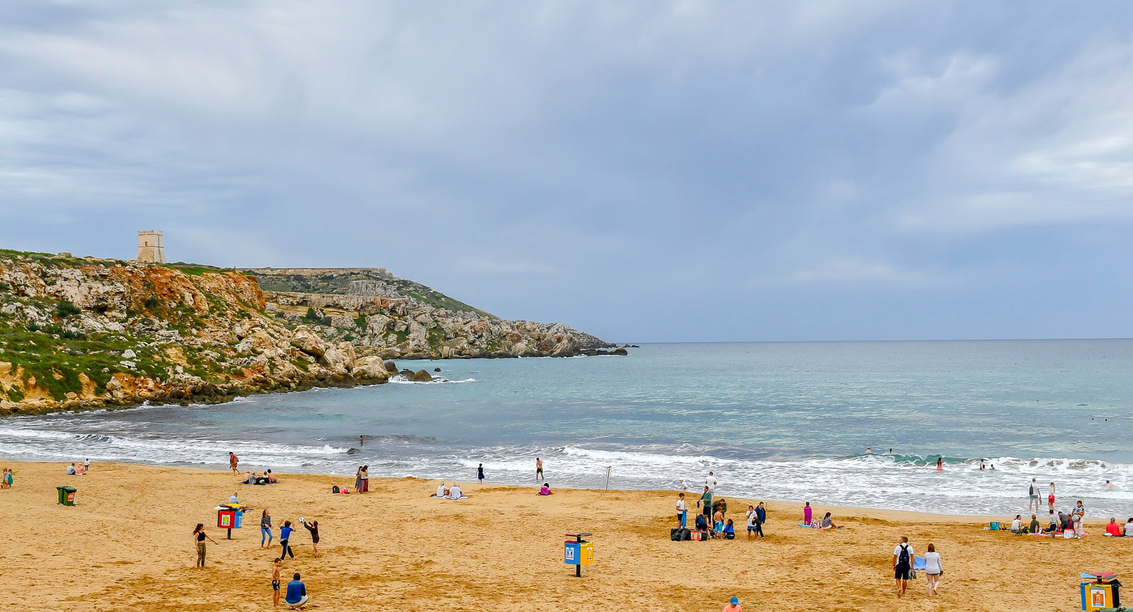 Golden Bay lever upp till sitt namn med sin gyllengula sandstrand.
