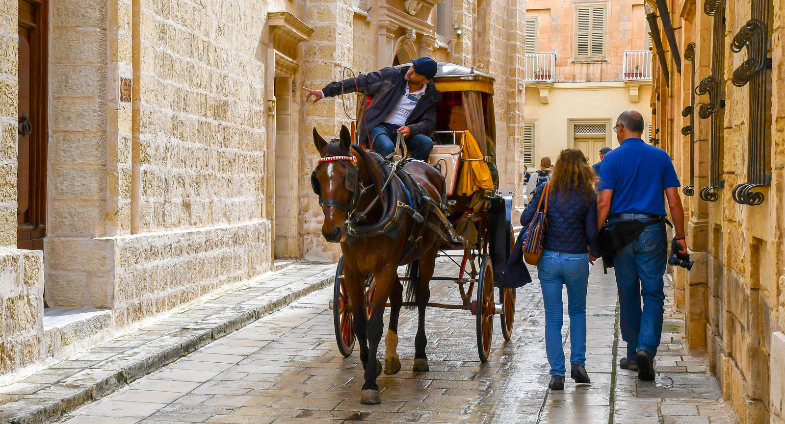 De som väljer hästskjuts genom Mdina, får också en guidad tur.