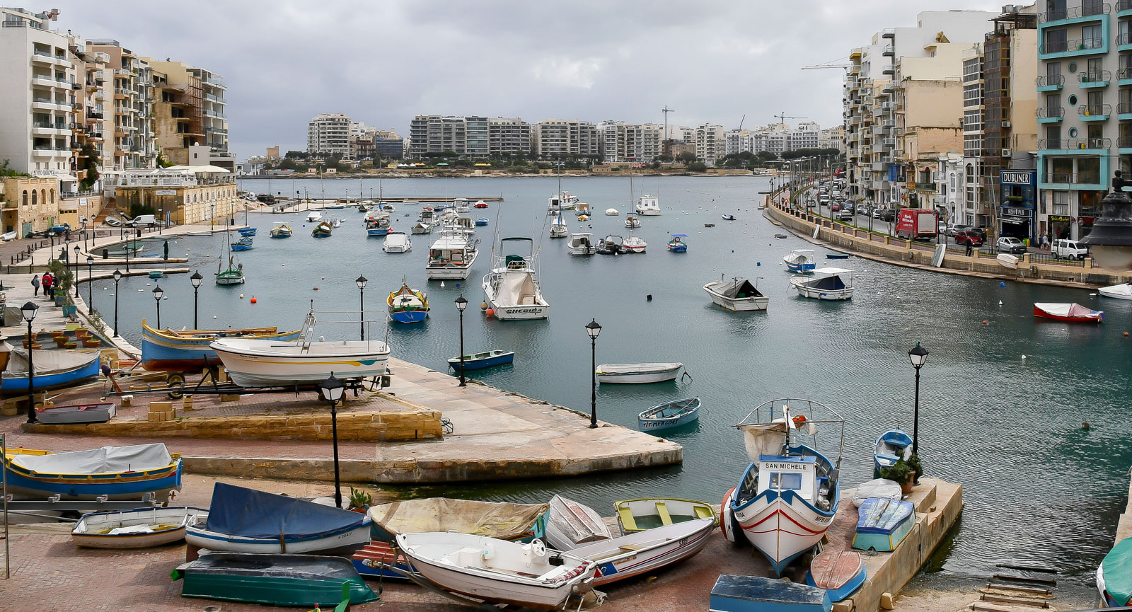 Spinola Bays klassiska maltesiska fiskebåtar vid San Ġiljans hamn.