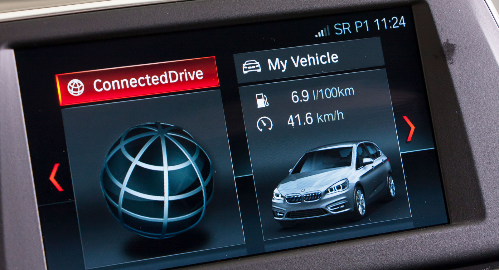 Testbilen hade BMW:s enklaste mediesystem. Det är lätt att sköta med iDrive-vredet och kringliggande knappar och har en ganska liten men ändå tydlig skärm.