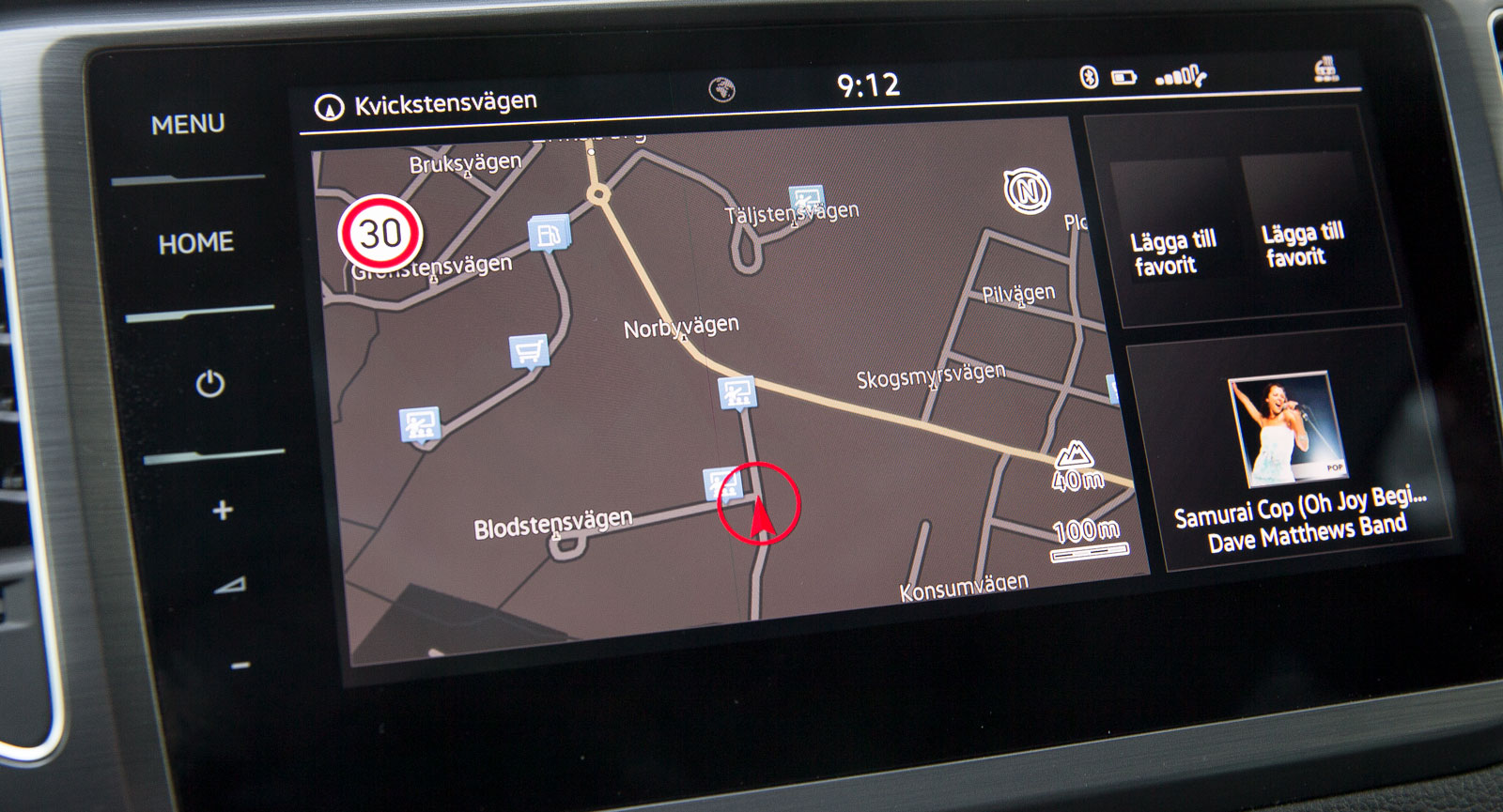 VW:s stora pekskärm reagerar mycket snabbt och har kristallklar grafik. Riktig volymratt hade varit bra, men det finns ju en lättskött tangent på ratten också …