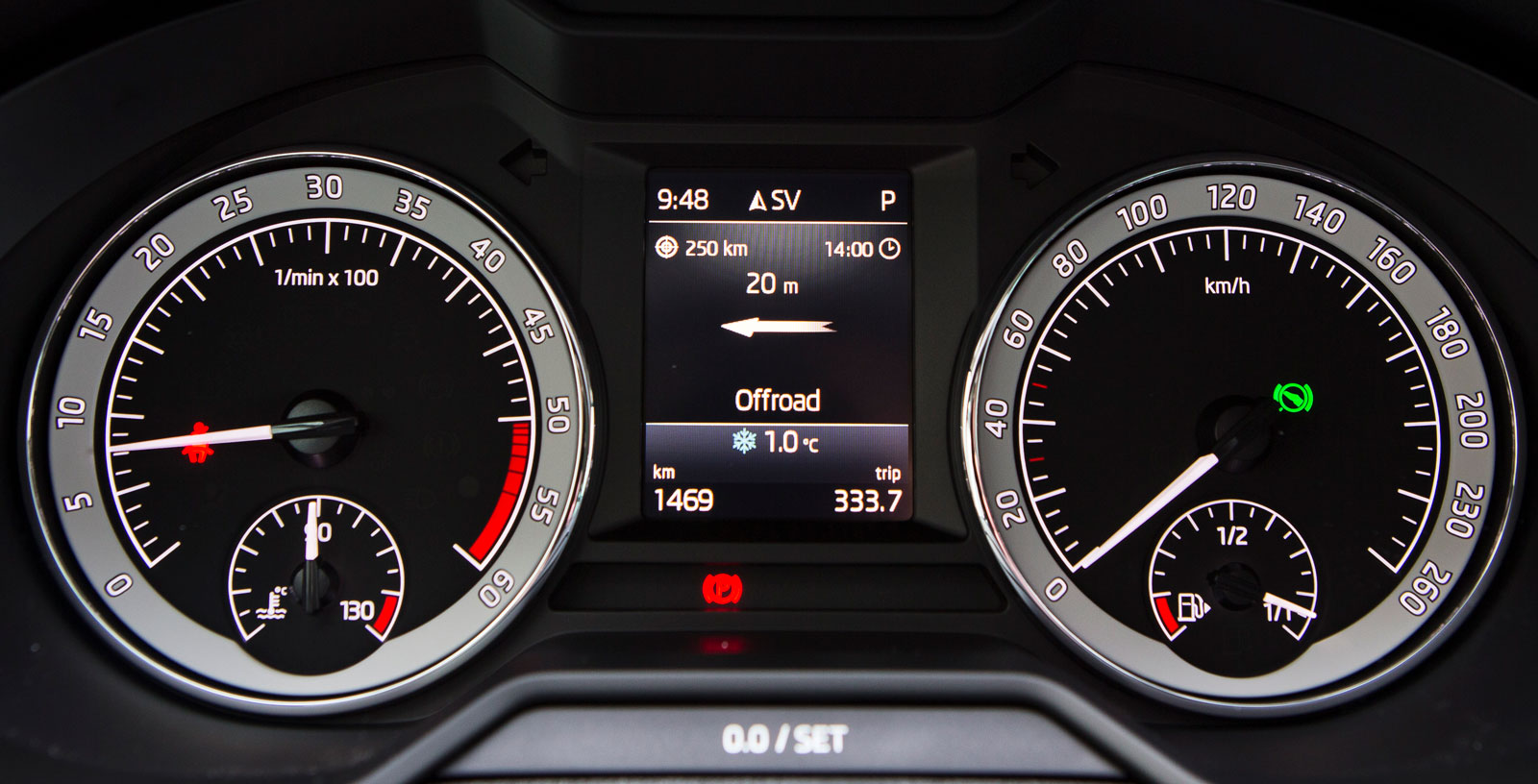 Skoda erbjuder inte samma möjlighet till digital instrumentering som Audi. Nyare Skoda-modeller har helt digitalt mätarkluster.