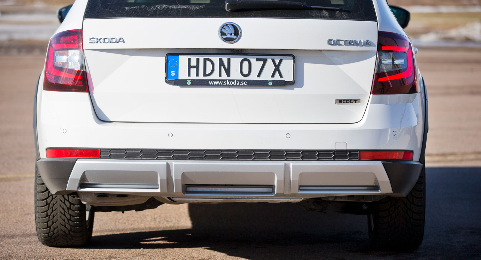 Skoda tycker tydligen inte att avgaser är något att skylta med. På Octavia Scout är utblåsen dolda bakom stötfångaren.