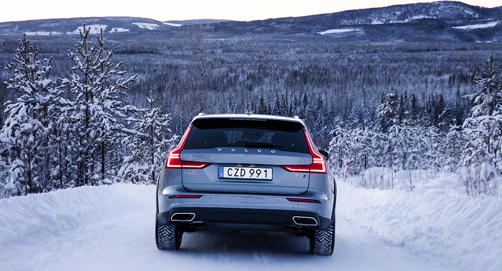 V60 Cross Country har bredare spårvidd fram och bak än vanliga V60. Fler motoralternativ utöver D4 AWD och T5 AWD kommer framöver.