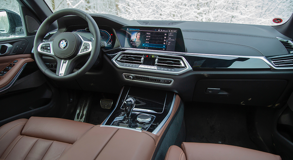 X5 har BMW:s modernaste version av förarmiljö. iDrive-systemet har nått generation sju och kan kontrolleras med vredet på mittkonsolen, med pekskärmen samt med handrörelser i luften ovanför växelspaken.