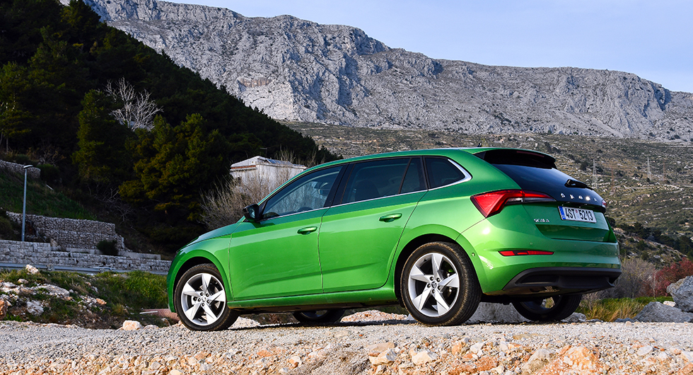 Den intensivgröna färgen kallas ”Rally Green Metallic” och kostar 6 500 kronor. 17-tums fälgar med däck i 205/50 profil fyller ut hjulhusen. ”Skoda” utspärrat över bakluckans glas är en nyhet för märket.