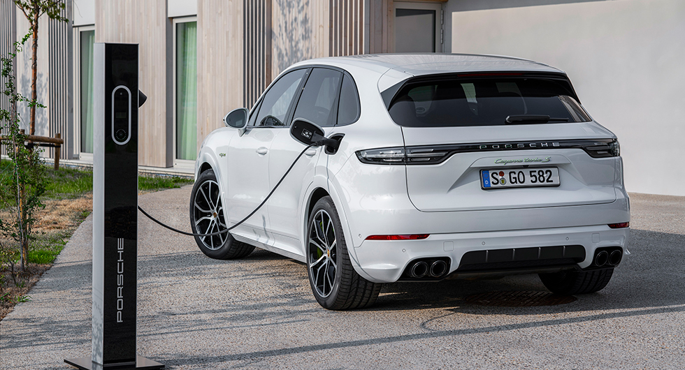 Porsche Cayenne laddar vidare